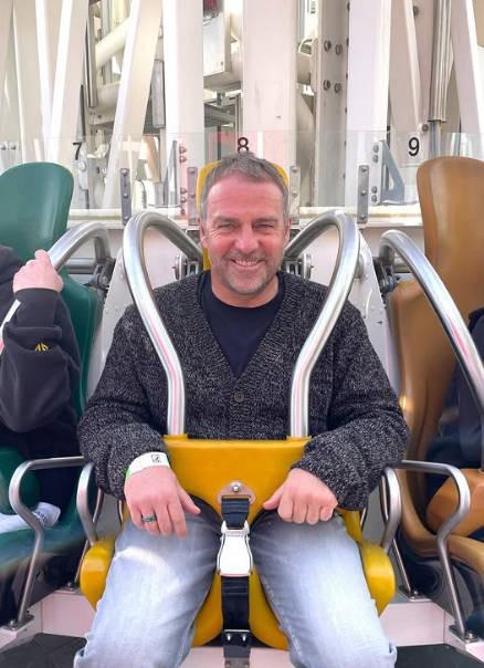 B体育公司-放松一下，弗里克到巴塞罗那蒂比达博游乐场玩跳楼机